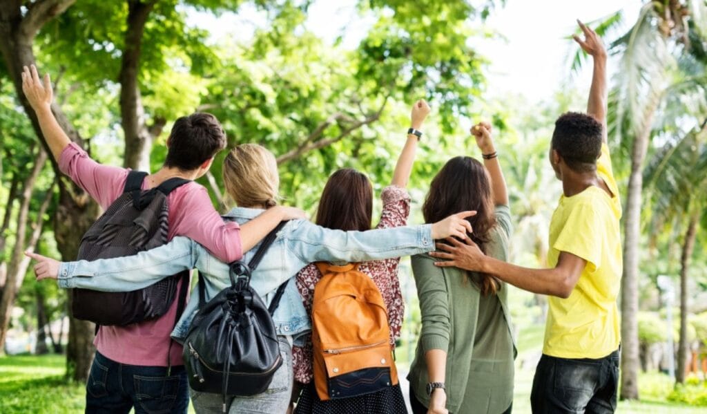 Este proceso permite fortalecer competencias académicas en áreas como lectura crítica