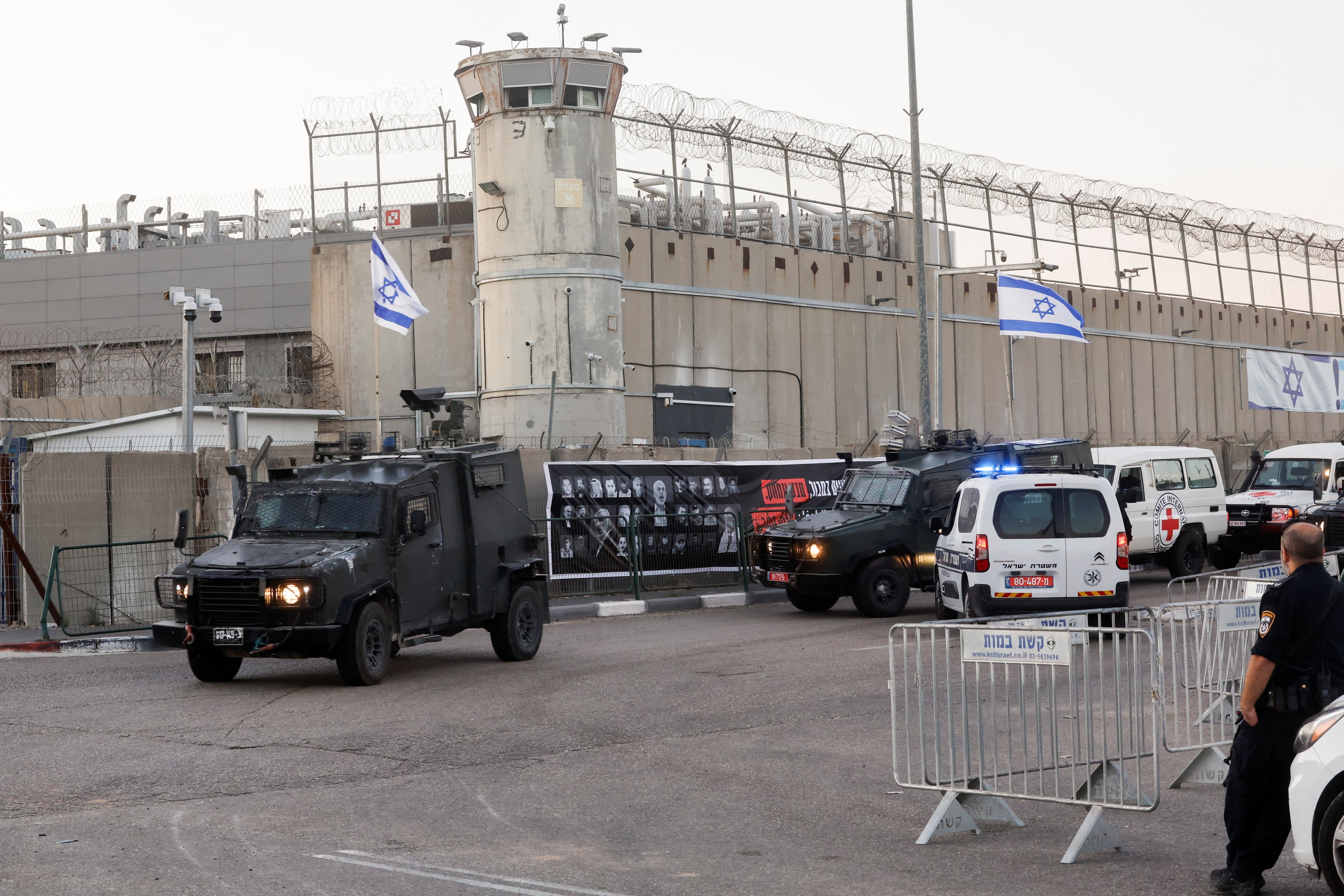 Vehículos circulan frente a la prisión militar israelí de Ofer (REUTERS/Ammar Awad)