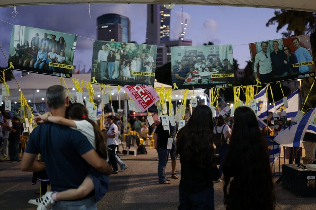 Los israelíes aguardan la liberación de los rehenes en Gaza (REUTERS/Hannah McKay)
