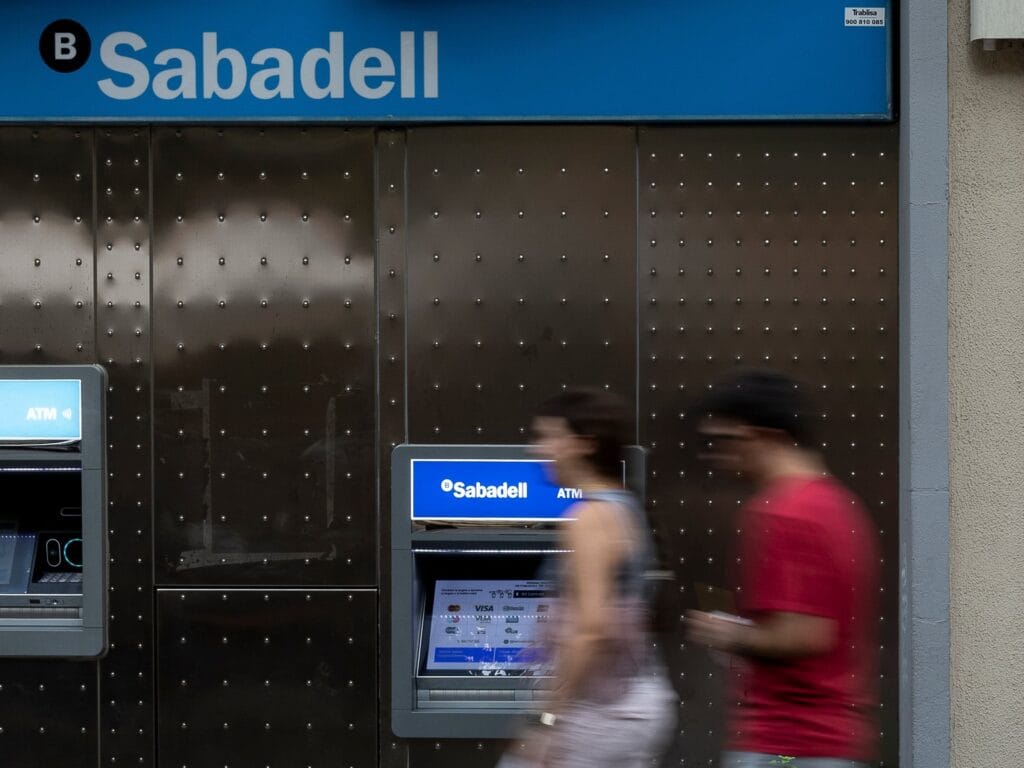 Oficina bancaria del Banco Sabadell en la Rambla del Poblenou (Barcelona).