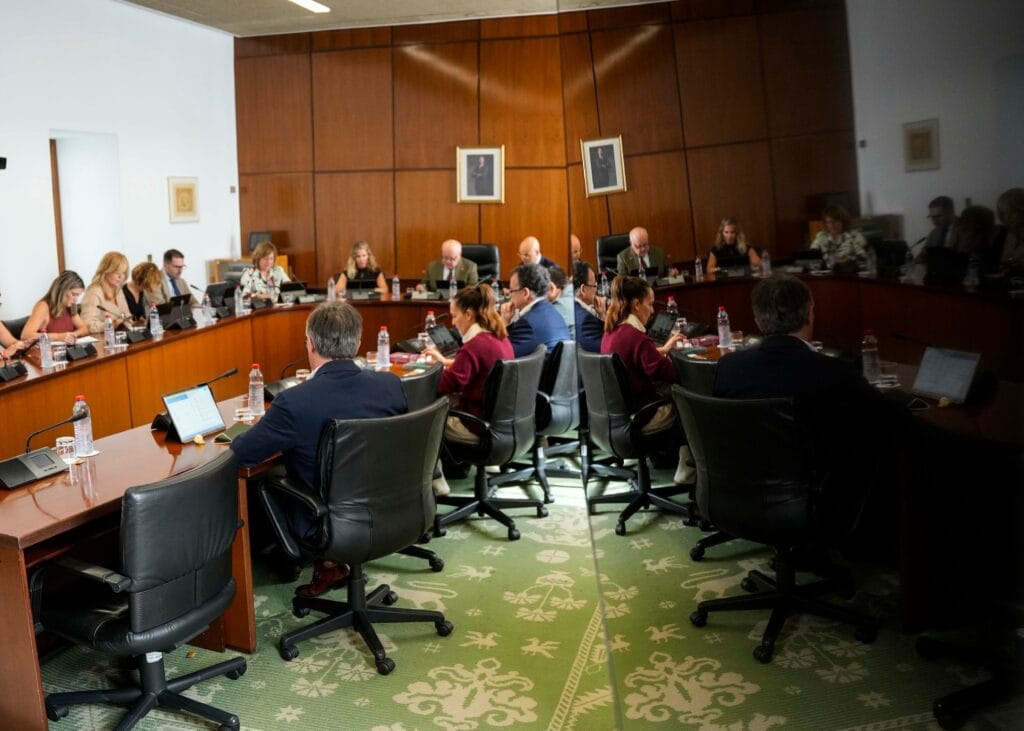 El presidente del Parlamento andaluz levanta el veto al debate sobre sanidad: “Se ve factible”