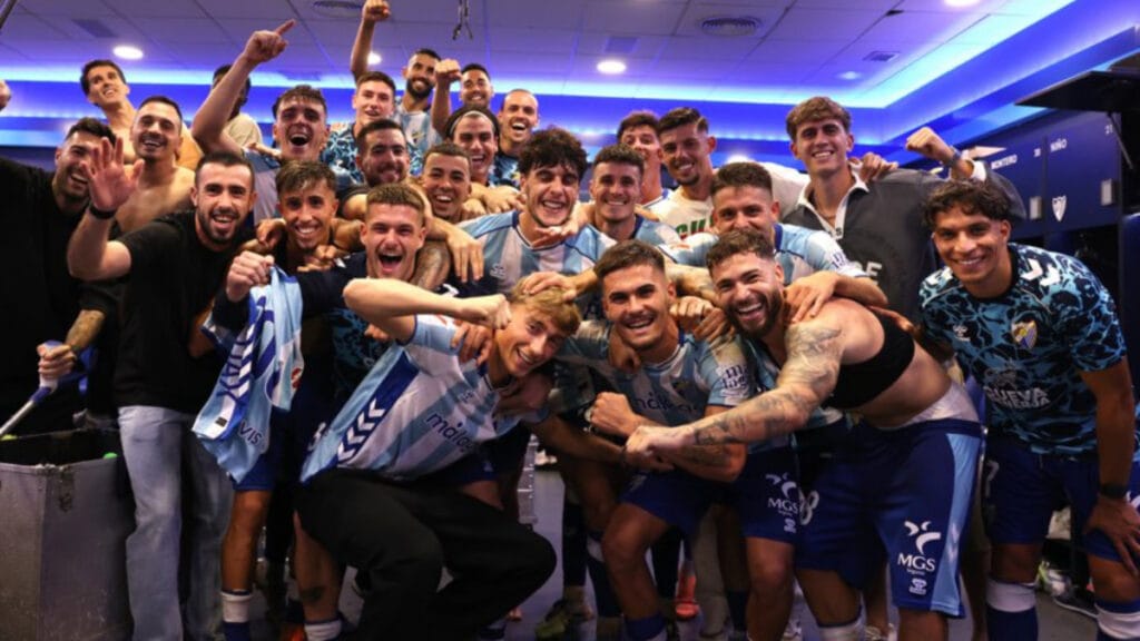 Huijsen celebró la victoria en el vestuario como un malaguista más