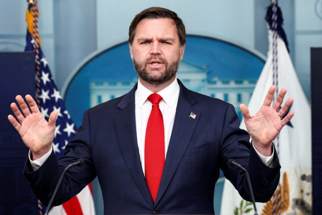 J. D. Vance defiende a los jóvenes republicanos que declararon su “amor” por Hitler en un chat privado