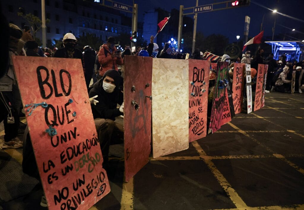 El Gobierno interino de Perú prepara un estado de emergencia en Lima ante la crisis de violencia