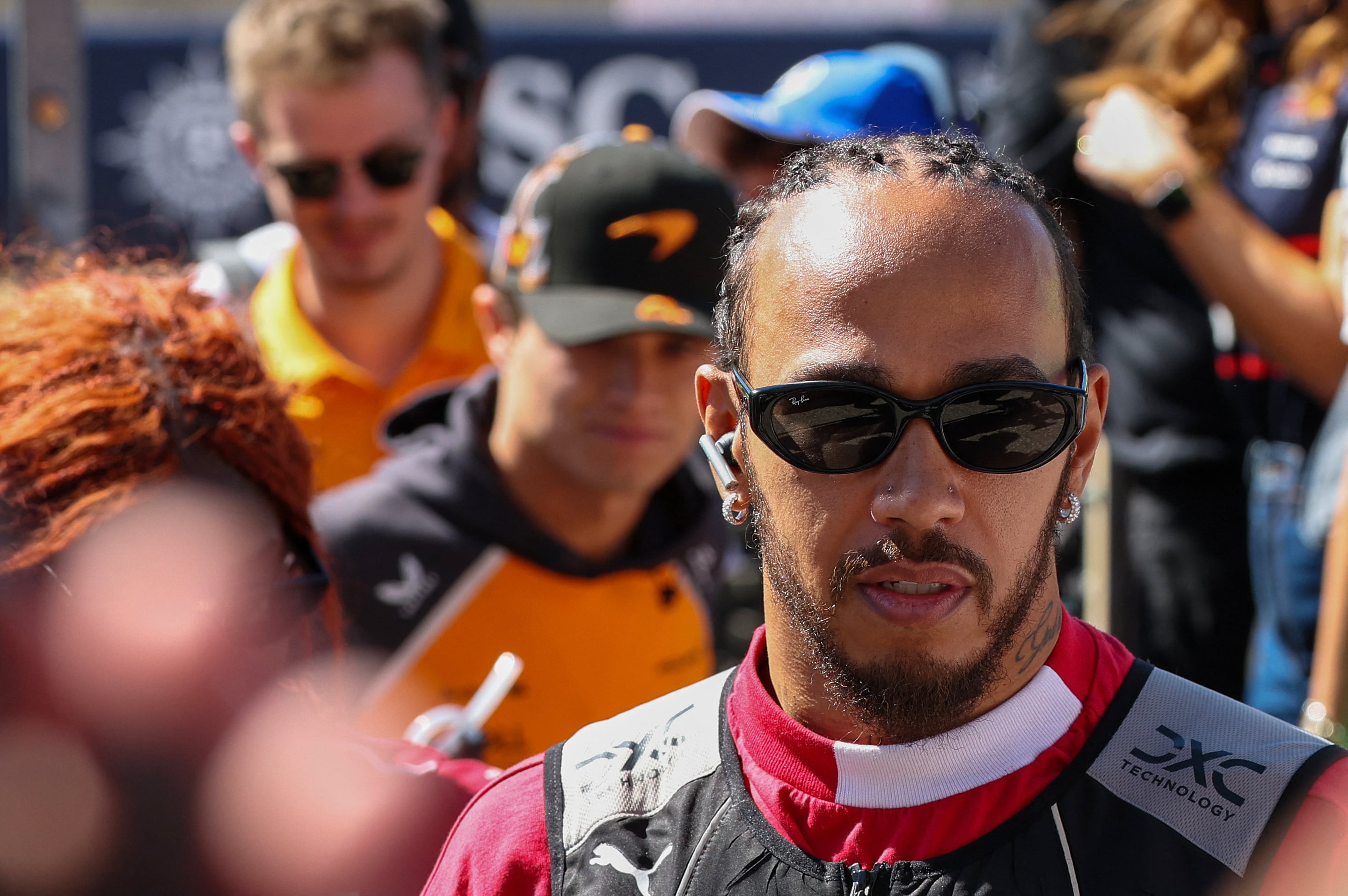 Lewis Hamilton, que largará quinto, con el chaleco especial refrigerante para combatir las altas temperaturas. De fondo, un Lando Norris que buscará volver a la victoria (Mandatory Credit: Thomas Shea-Imagn Images)