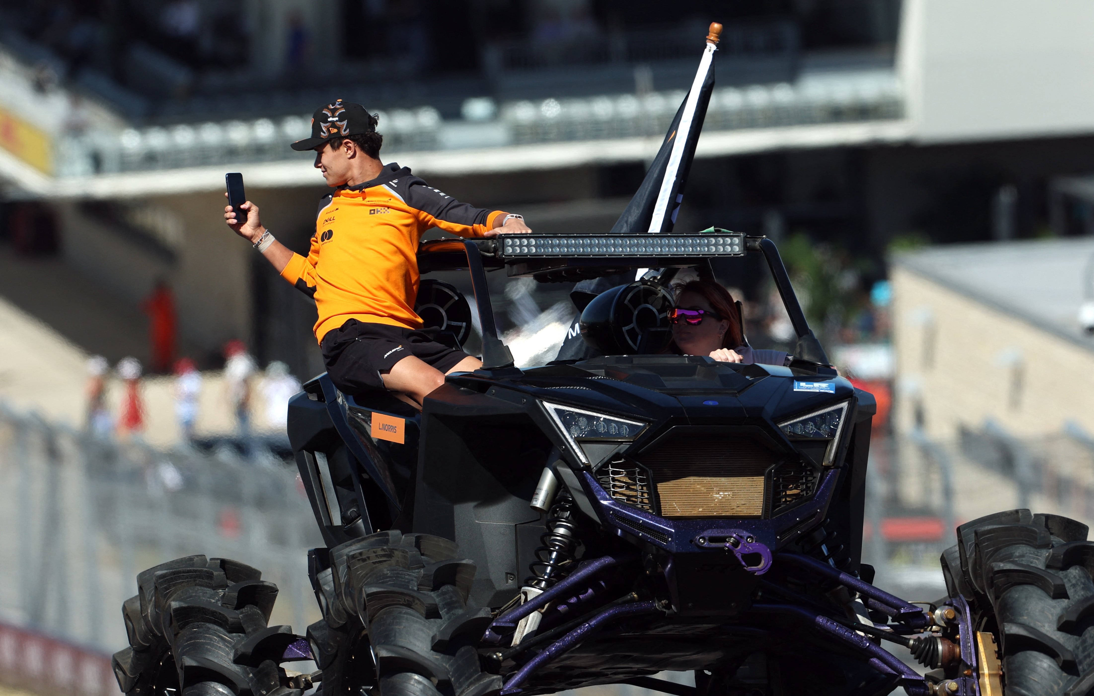Lando Norris disfrutó del paseo en Buggie por COTA (REUTERS/Mike Segar)