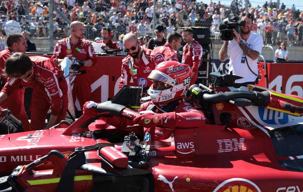 Charles Leclerc largará en la tercera plaza y estará expectante a la salida de Max Verstappen y Lando Norris (REUTERS/Evelyn Hockstein)