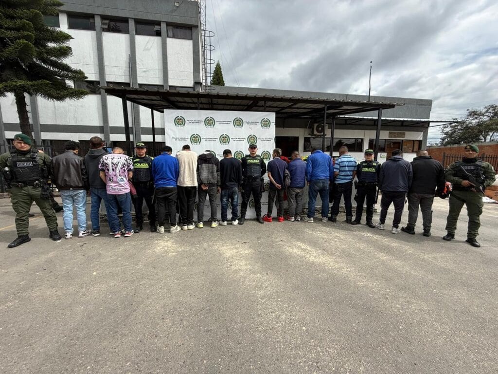 La Policía Nacional frustró un robo a una bodega textil en Fontibón y capturó a trece personas en flagrancia - crédito Policía Bogotá