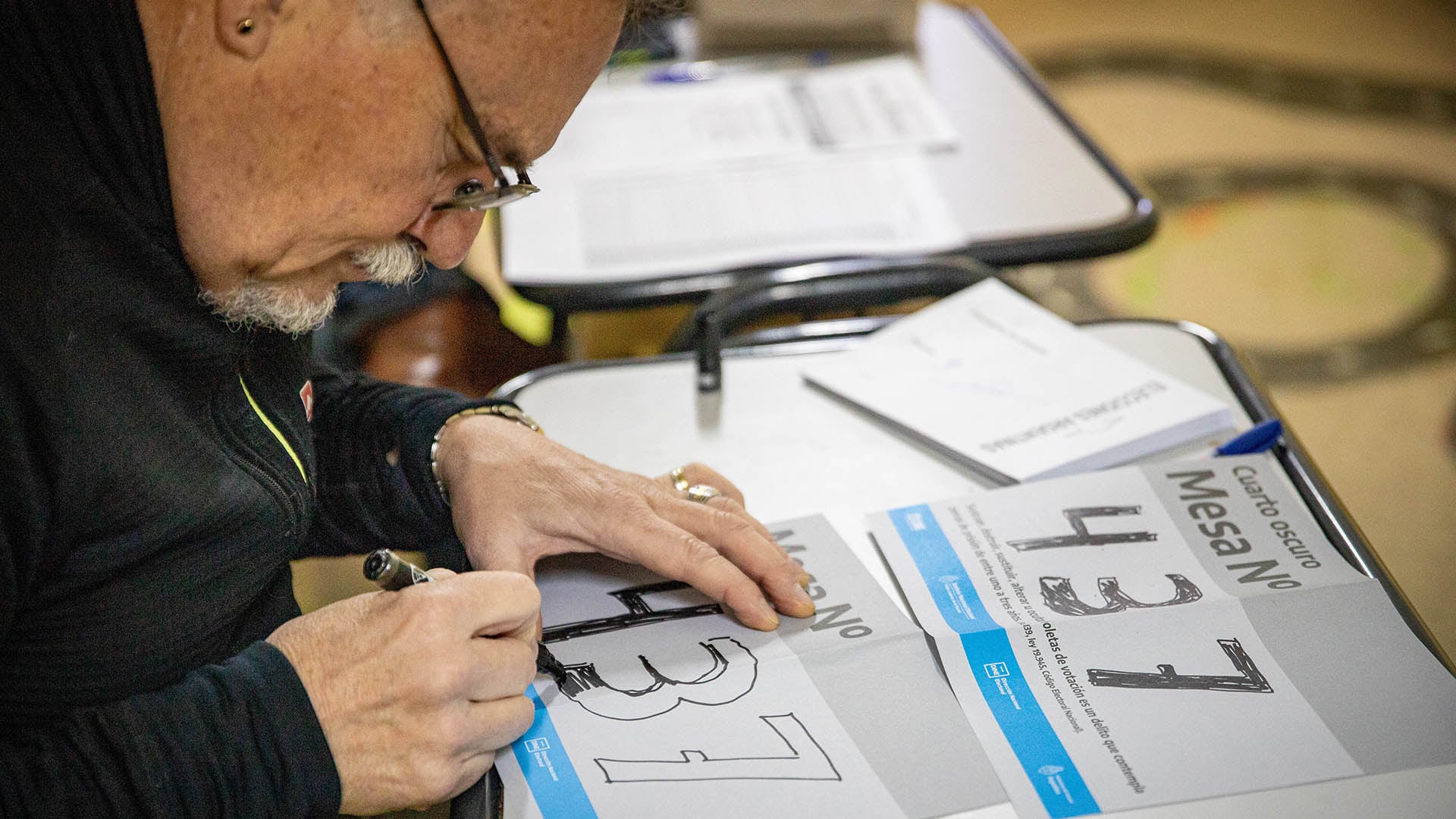 El voto postal exige registro previo y envío de la documentación antes del último día hábil previo a la elección (Crédito: Télam)