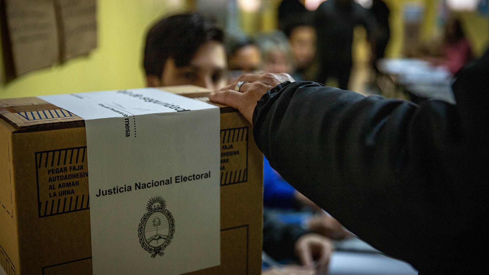 Para votar presencialmente, el domicilio debe estar asentado en el DNI y se debe consultar el padrón consular (Crédito: Télam)