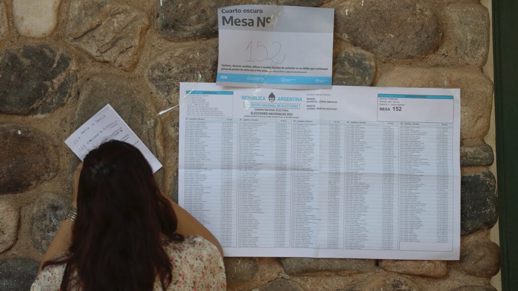 La elección legislativa de 2025 permitirá a los argentinos en el exterior votar de forma presencial o por correo postal (Crédito: Mario Sar)