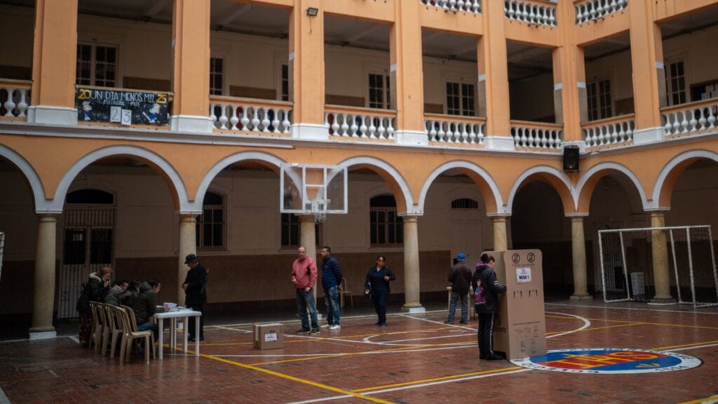Puesto de votación en el centro de Bogotá, este domingo.