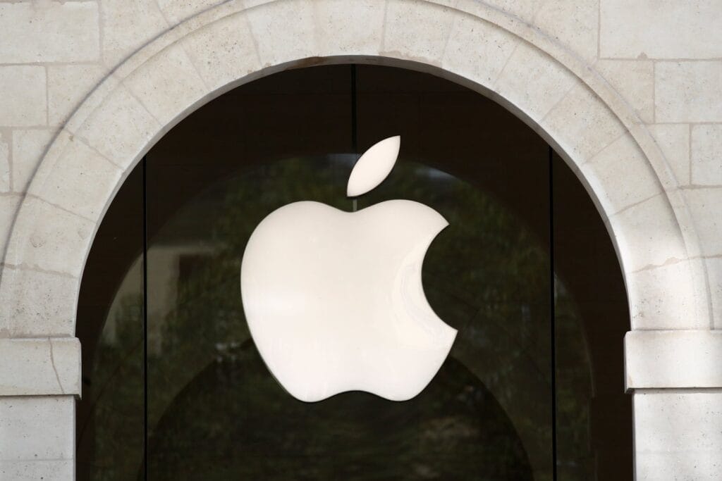 Un logotipo de Apple aparece en una tienda de Apple en París, Francia, el 17 de septiembre de 2021. REUTERS/Gonzalo Fuentes