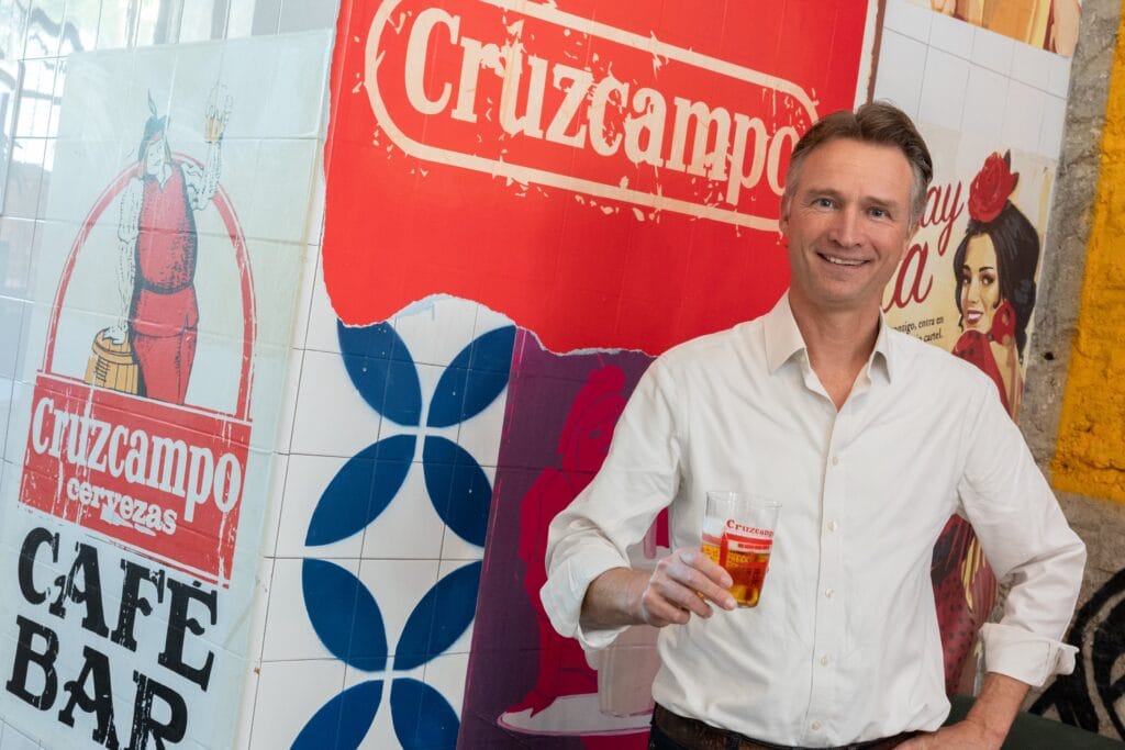 El presidente y consejero delegado de Heineken, Dolf van den Brink, en la sede de la Fundación Cruzcampo de Sevilla la semana pasada, en una imagen cedida por la empresa.