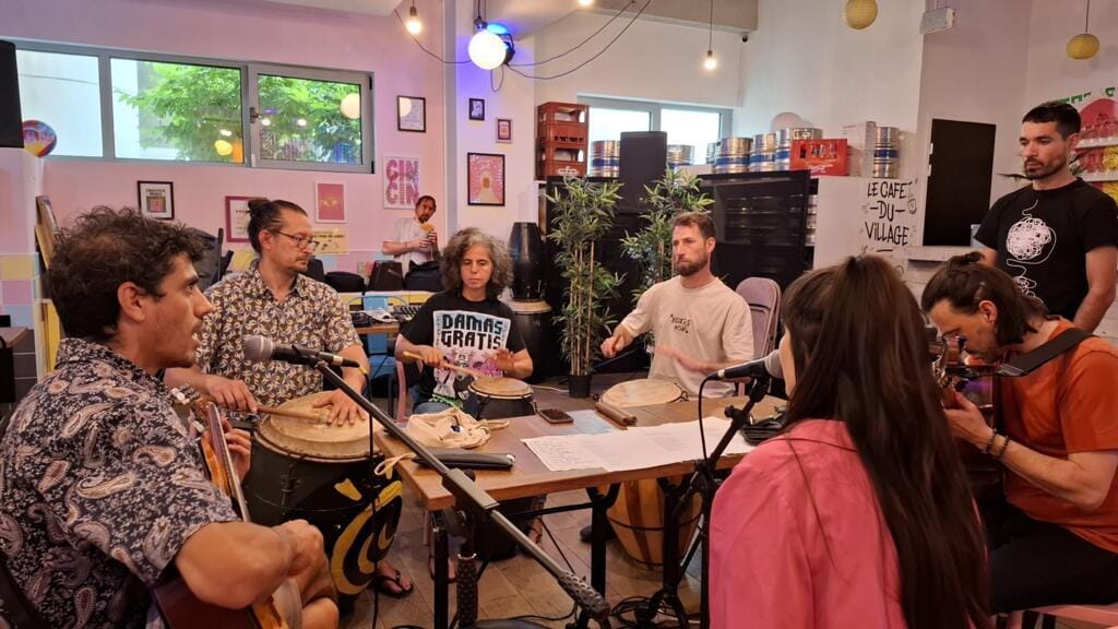 Montevideo retumba en París con los tambores de la "Rueda de Candombe"