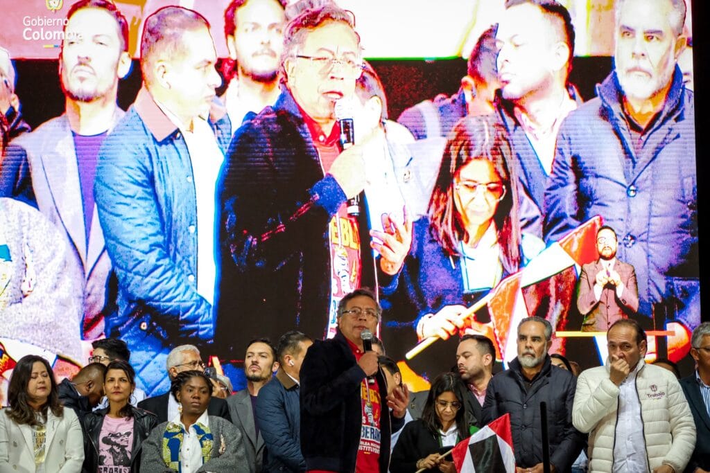 Manifestación de Gustavo Petro en la Plaza de Bolívar en Bogotá, el 24 de octubre.