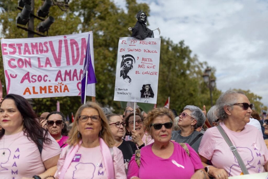 DVD1289(26/10/2025): Sevilla.  Concentración en San Telmo por los fallos en el cribado del cáncer de mama en Sevilla convocada por la asociación AMAMA. FOTO: PACO PUENTES (EL PAÍS)