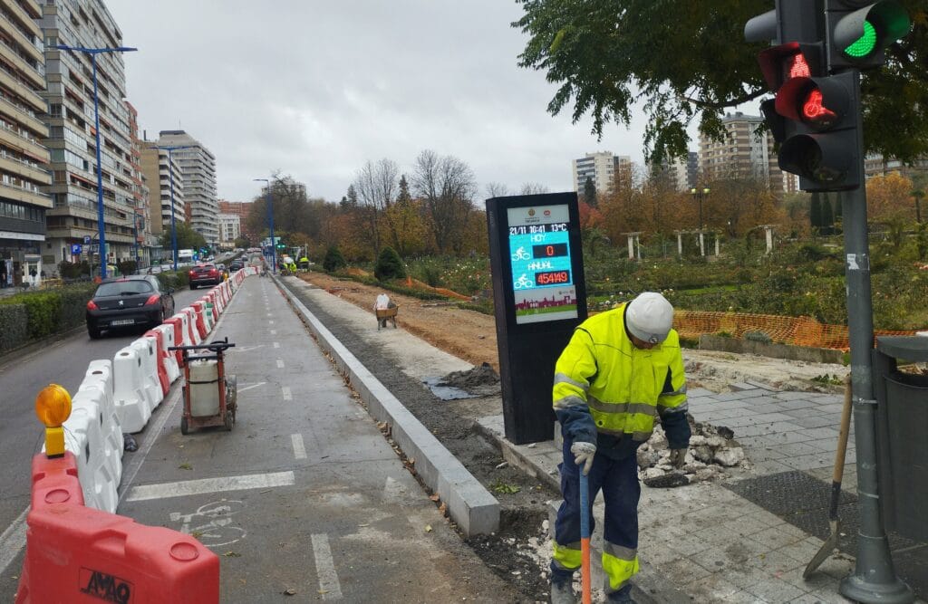 Un operario elimina el carril bici de la avenida Isabel la Católica de Valladolid, en 2024.