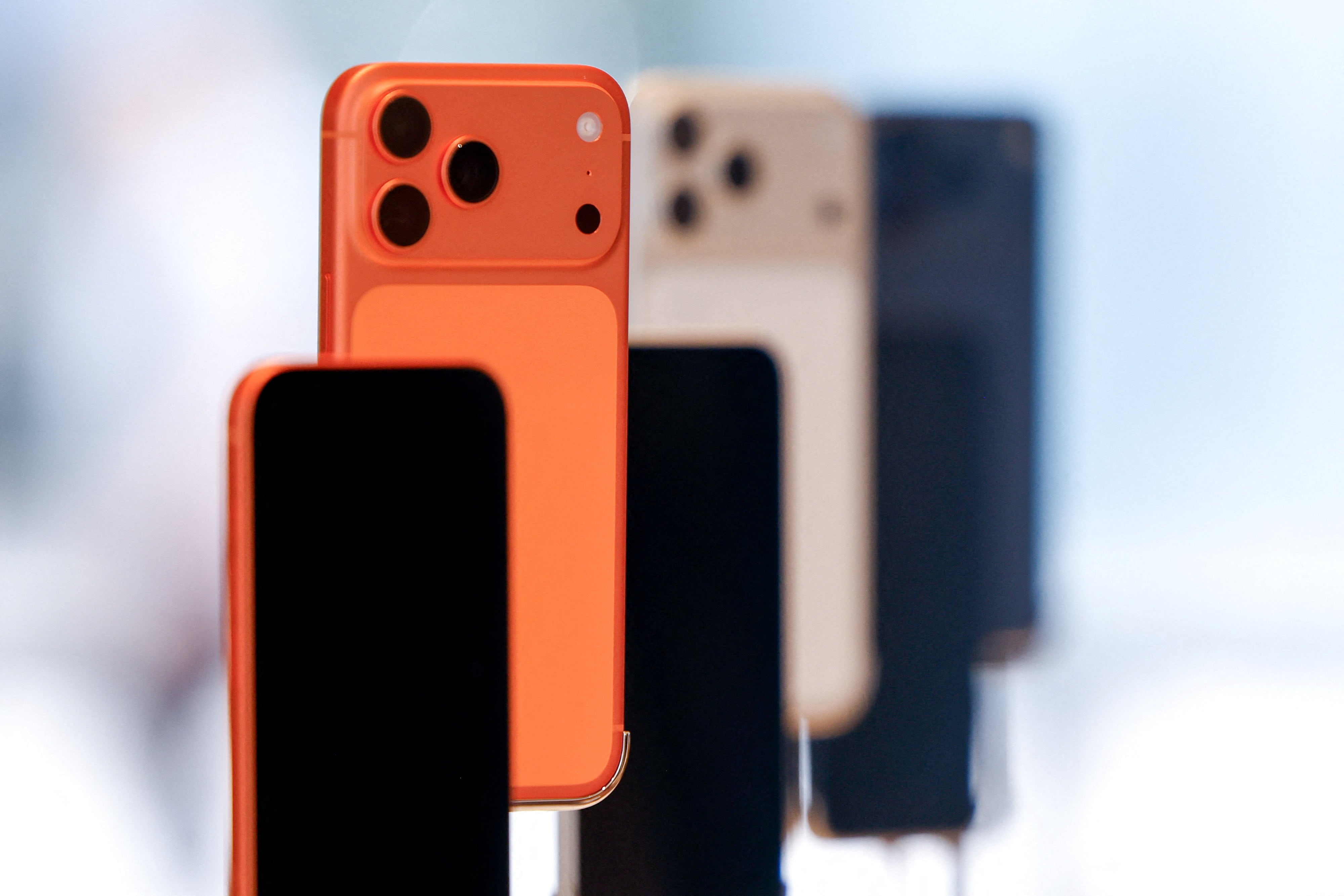 Junto con el iPhone 20, ese año verían la luz varias versiones, como los Air, Pro, Pro Max y el esperado iPhone Fold 2.REUTERS/Ann Wang