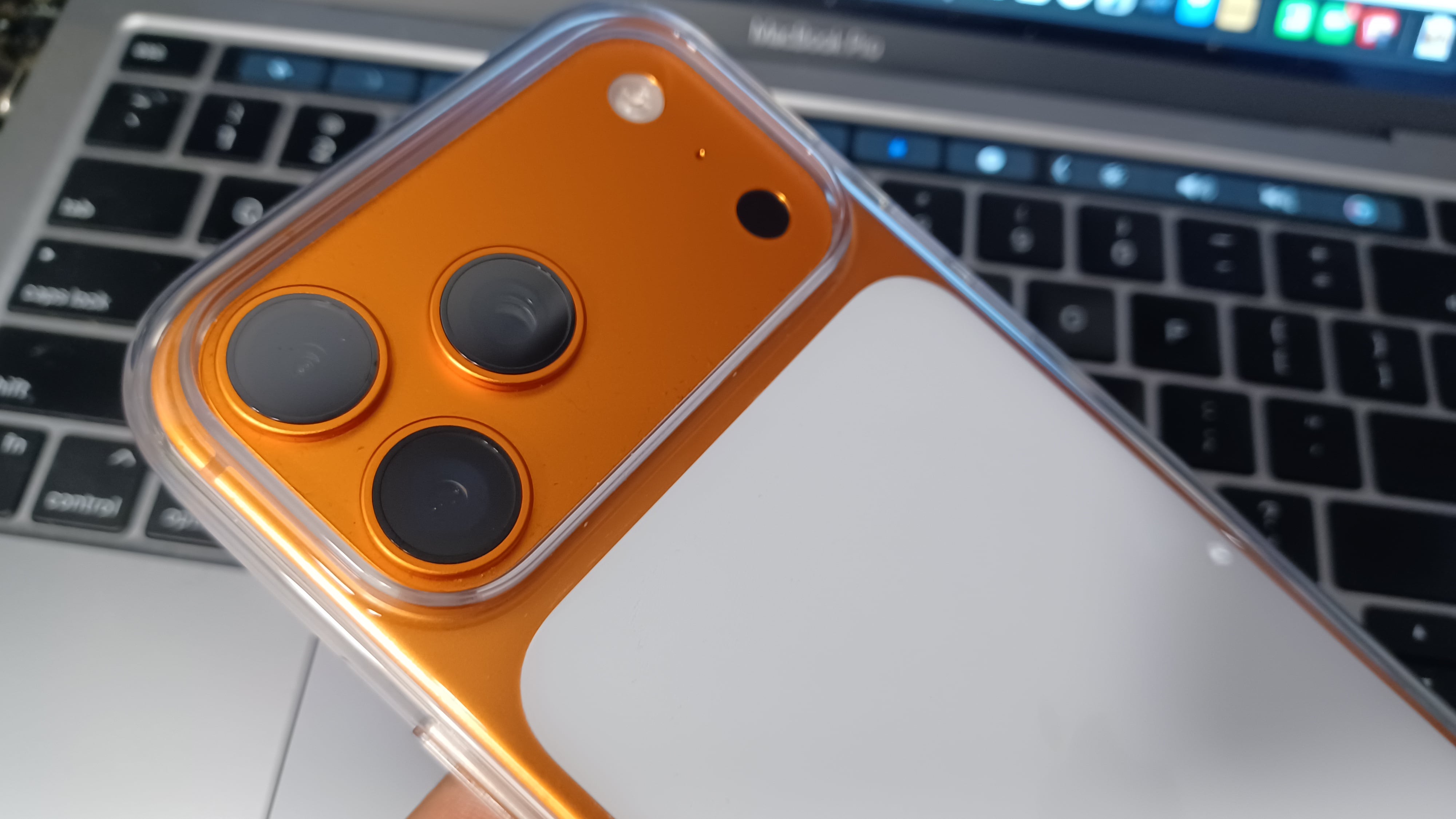 El iPhone 17 Pro resiste el uso diario sin rayones visibles, según pruebas y experiencia de usuario. (Opy Morales/Infobae)