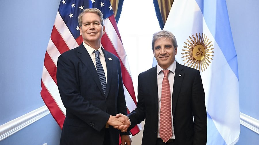 El ministro Caputo durante su reunión con Scott Bessent, el secretario del Tesoro de Estados Unidos
