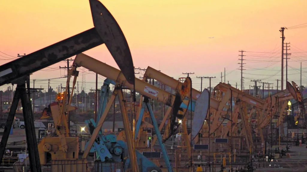 El petróleo cae por el recrudecimiento de las tensiones comerciales EE. UU.–China y el temor a exceso de oferta