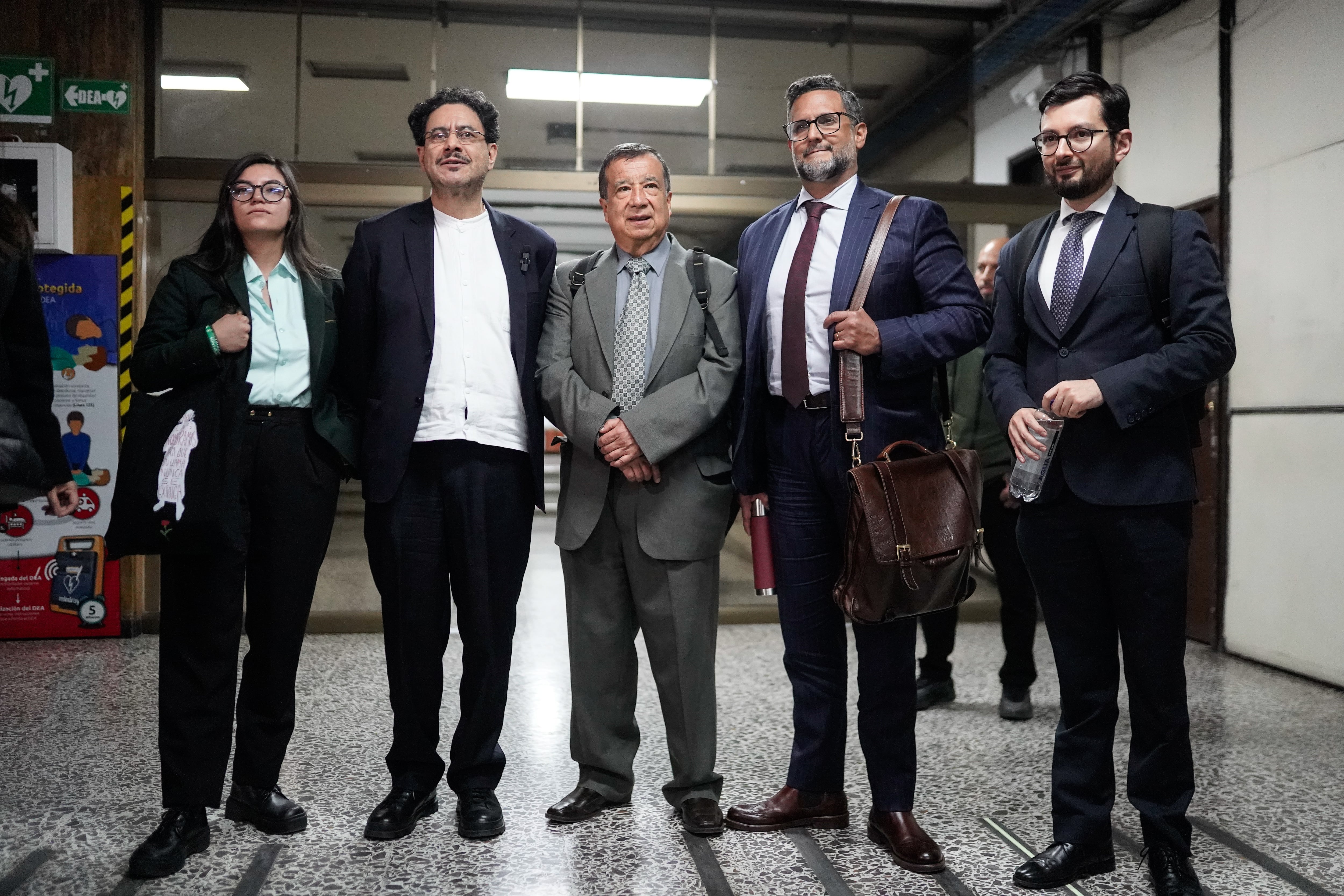 Iván Cepeda y su equipo jurídico, luego de una audiencia, en el Complejo Judicial de Paloquemao, en Bogotá.