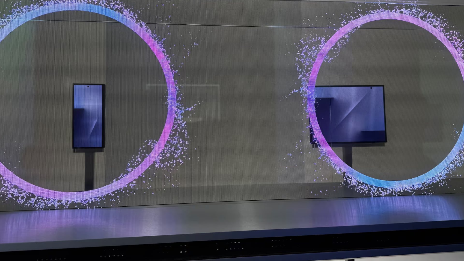 El Galaxy Z TriFold destaca por su diseño con tres pliegues y dos bisagras internas.
(Chosun)