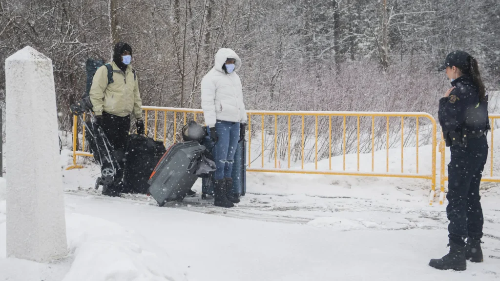 Se intensifican deportaciones y redadas en EE. UU., mientras ciudadanos latinos cruzan hacia Canadá para pedir refugio