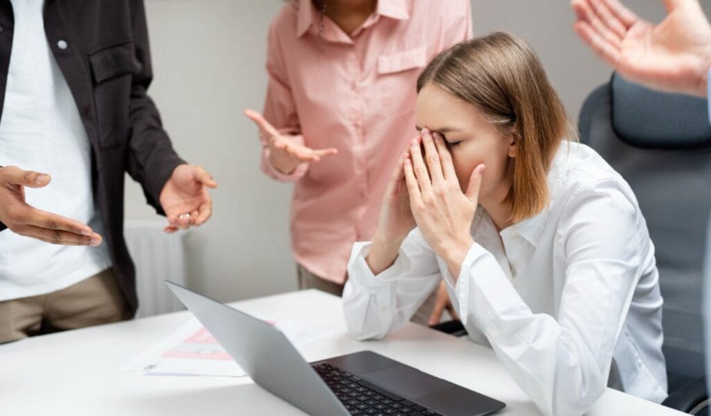 El profesor Iván Jiménez, del Observatorio Laboral de la Pontificia Universidad Javeriana, explicó que el envío de stickers burlones puede ser una forma de mobbing o acoso laboral