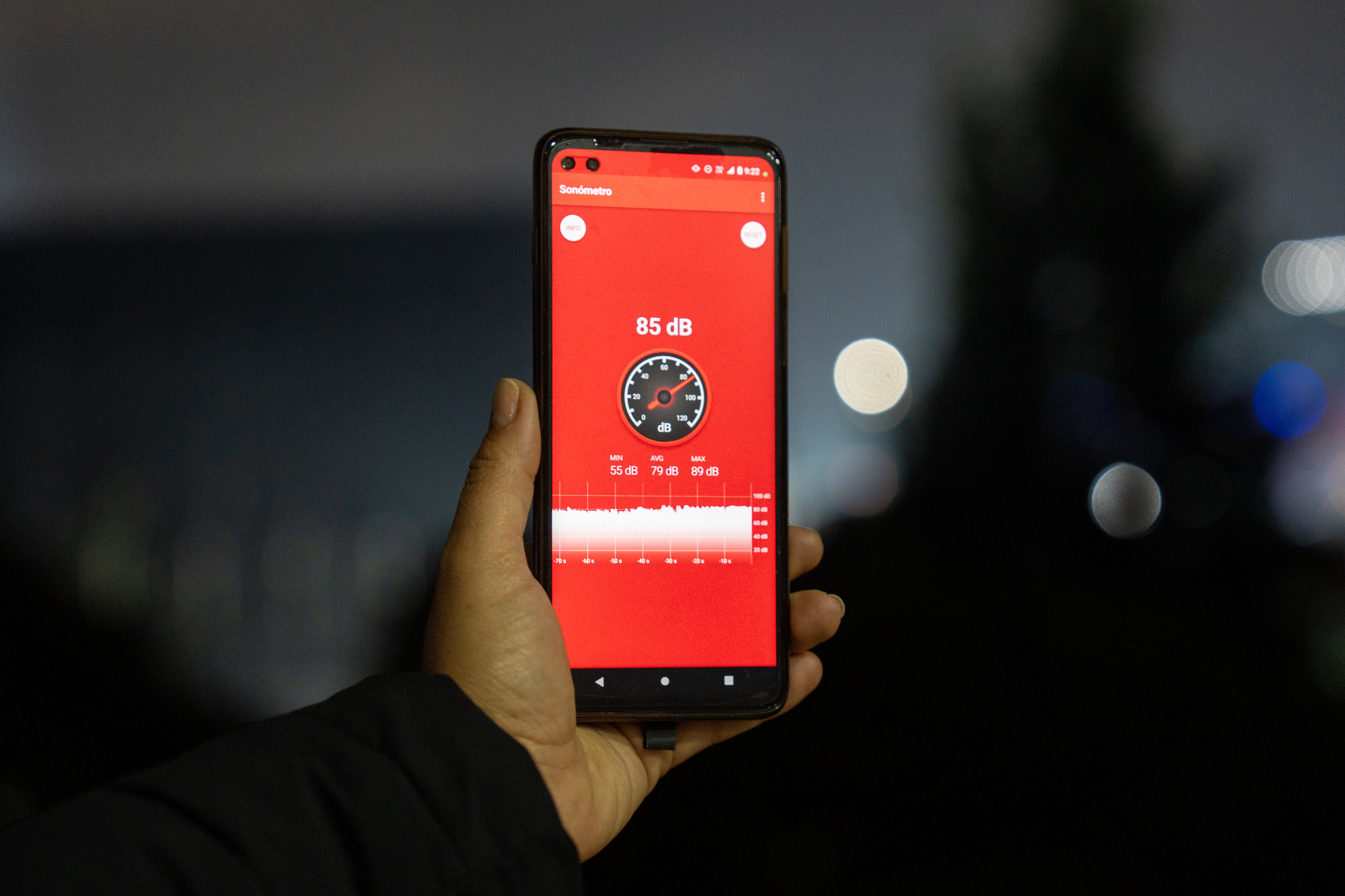 Un vecino del barrio La Esmeralda registra los decibeles de ruido durante un concierto en el Vive Claro, el 17 de octubre.