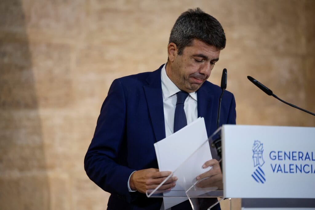 Carlos Mazón, en su comparecencia para anunciar su dimisión como presidente de la Generalitat Valenciana. (EFE/Biel Alino)