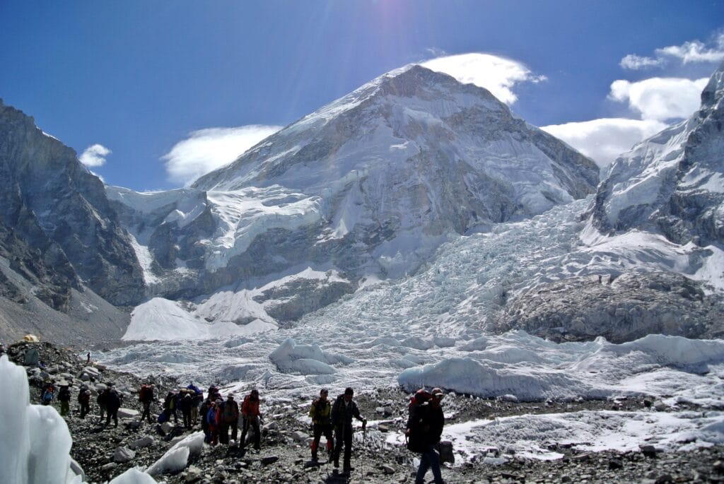 Montañeros en una expedición al Monte Everest. (REUTERS/Phurba Tenjing Sherpa)