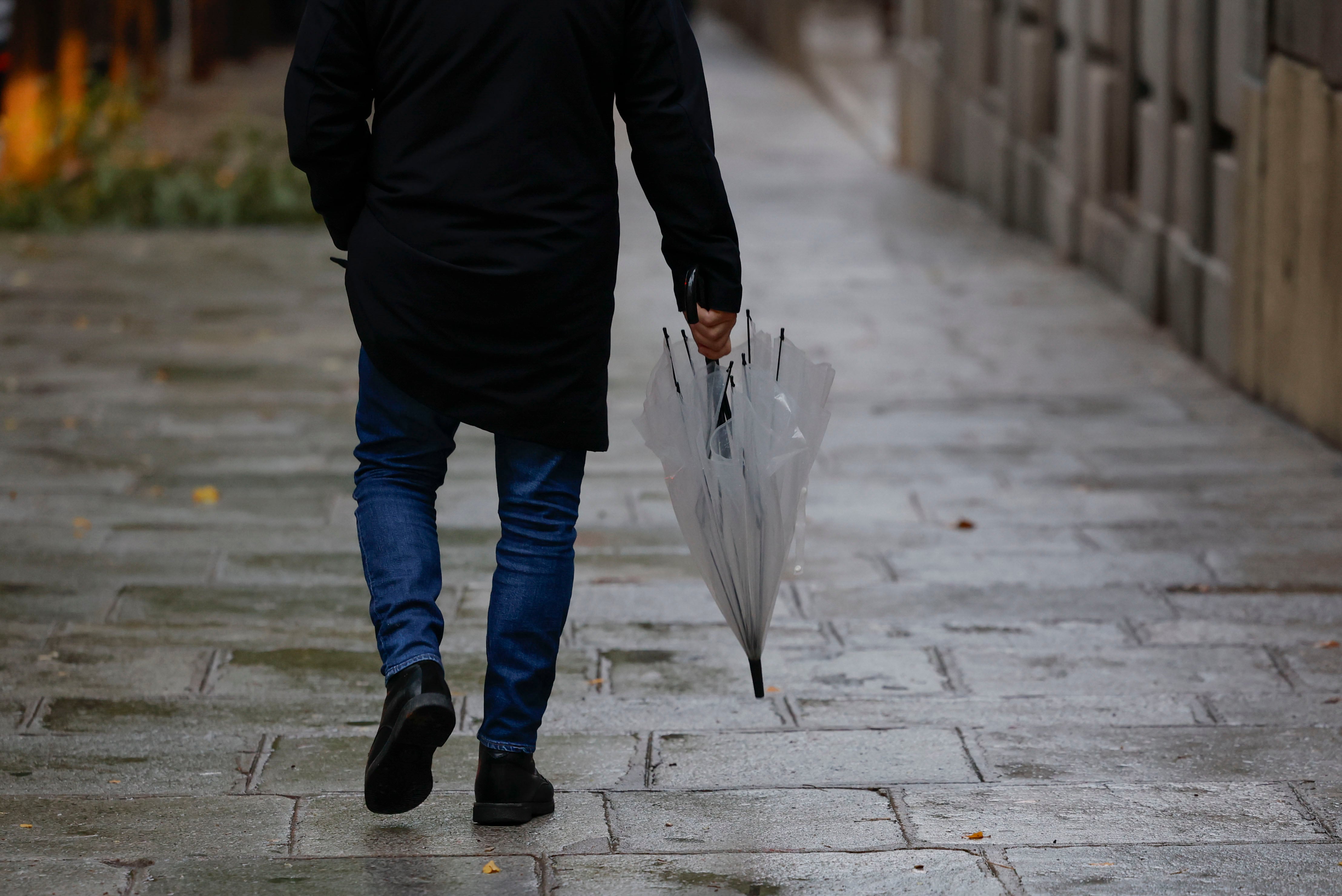 Una persona que lleva un paraguas debido a la lluvia que ha caído toda la noche en Madrid camina por una céntrica calle de la capital en la mañana de este miércoles. (Mariscal/EFE)
