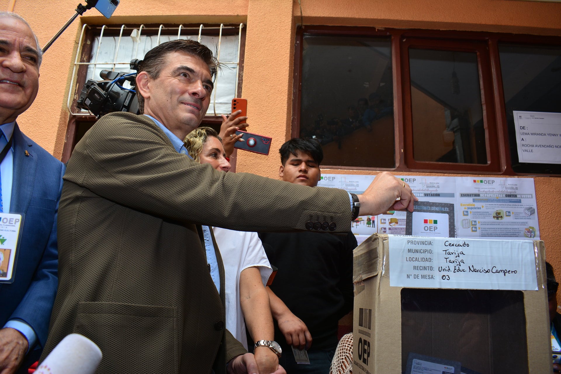 Rodrigo Paz Pereira deposita su voto en un colegio electoral en Tarija, Bolivia, en el día del histórico balotaje (Europa Press)