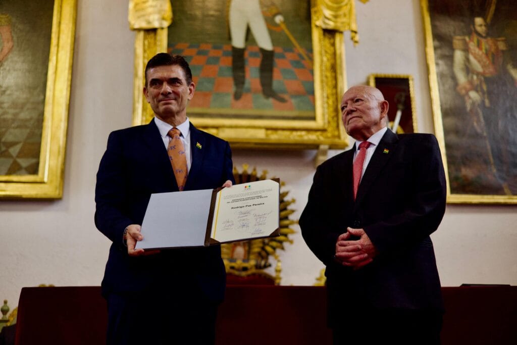 El presidente electo de Bolivia, Rodrigo Paz, muestra sus credenciales junto al presidente del Tribunal Electoral, Oscar Hassenteufel, en la Casa de la Libertad en Sucre (REUTERS)