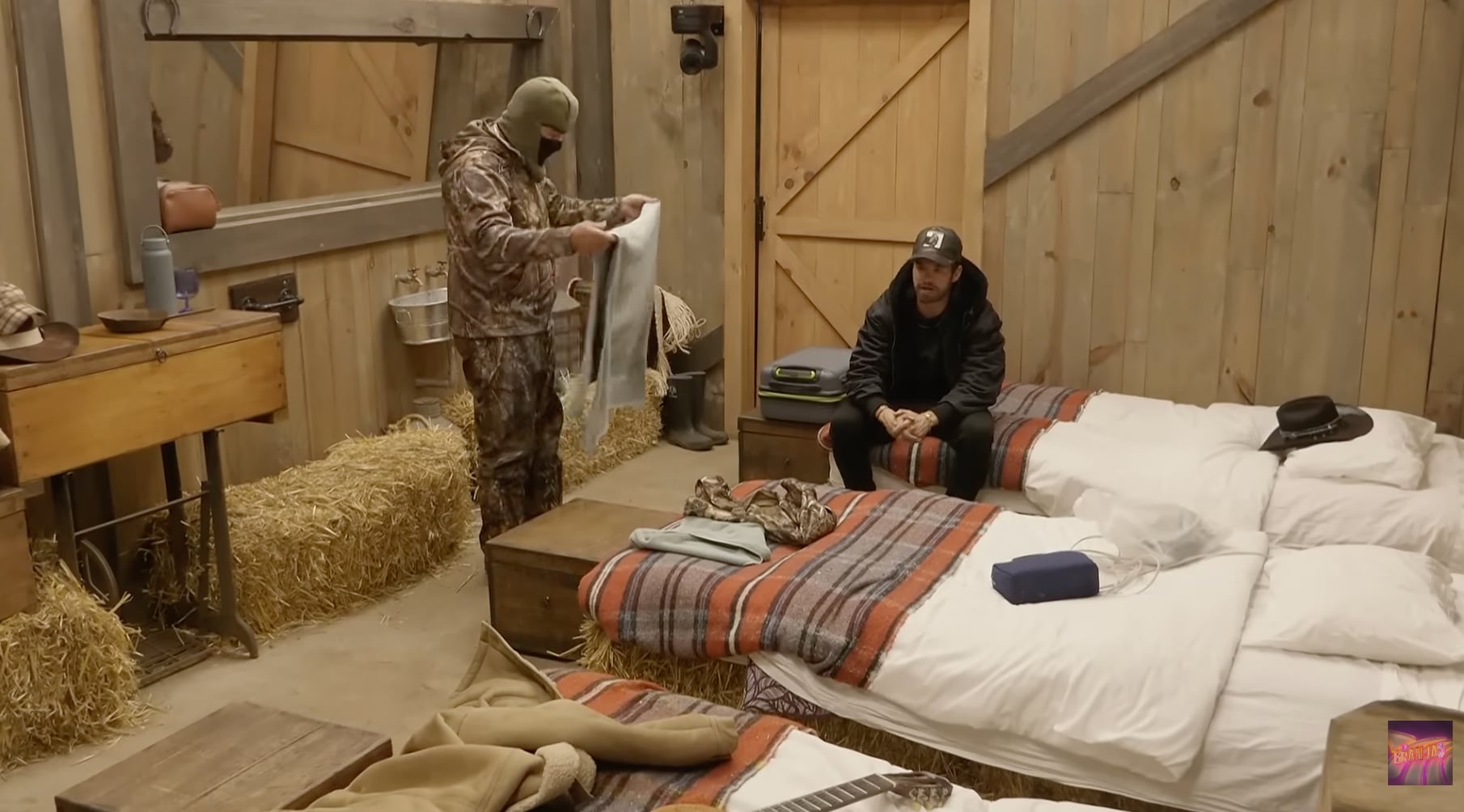 Adame y Eleazar se mostraron relajados en su regreso al granero. (Captura de pantalla YouTube)