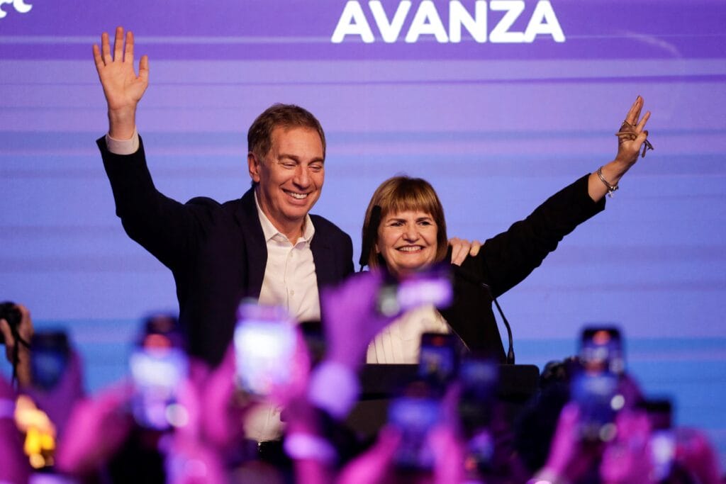 Los dos integrantes del Gabinete, en el búnker de La Libertad Avanza (REUTERS/Cristina Sille)