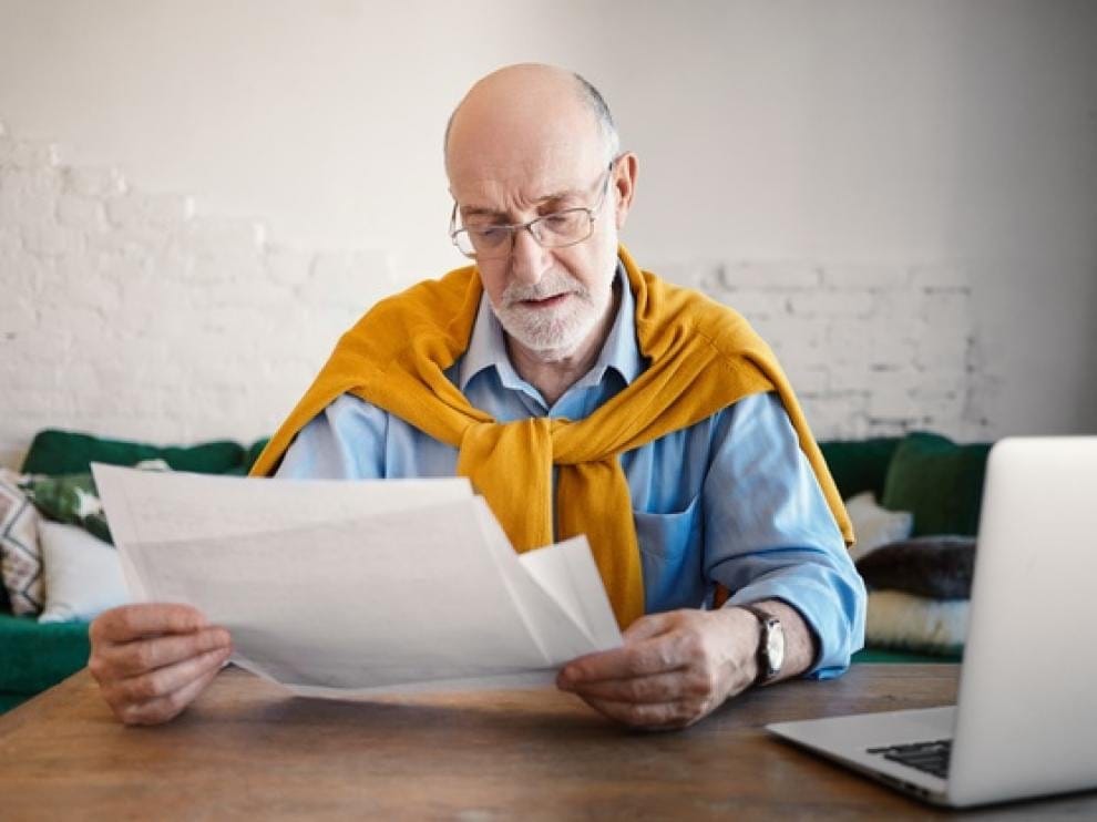 Un jubilado calcula su pensión. (Contadores y Empresas)