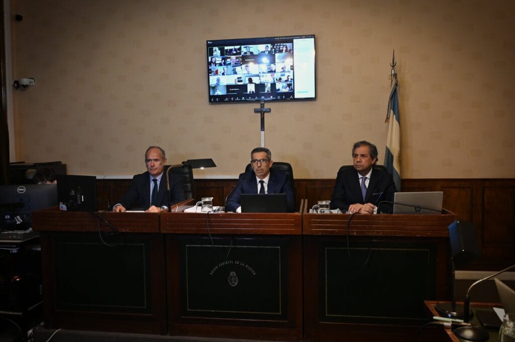 Los jueces Germán Castelli, Enrique Méndez Signori y Fernando Canero en la primera audiencia de Cuadernos RS Fotos