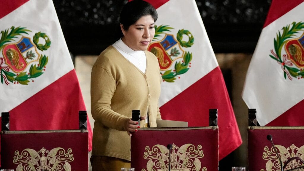 La justicia de Perú ordena la captura internacional de la ex primera ministra de Pedro Castillo, refugiada en la Embajada de México