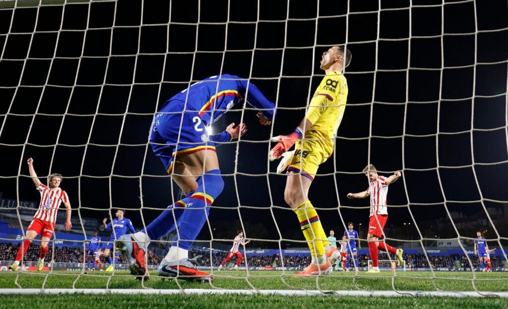 Solo un autogol de Duarte pudo batir al espectacular David Soria en la victoria del Atlético ante un pétreo Getafe