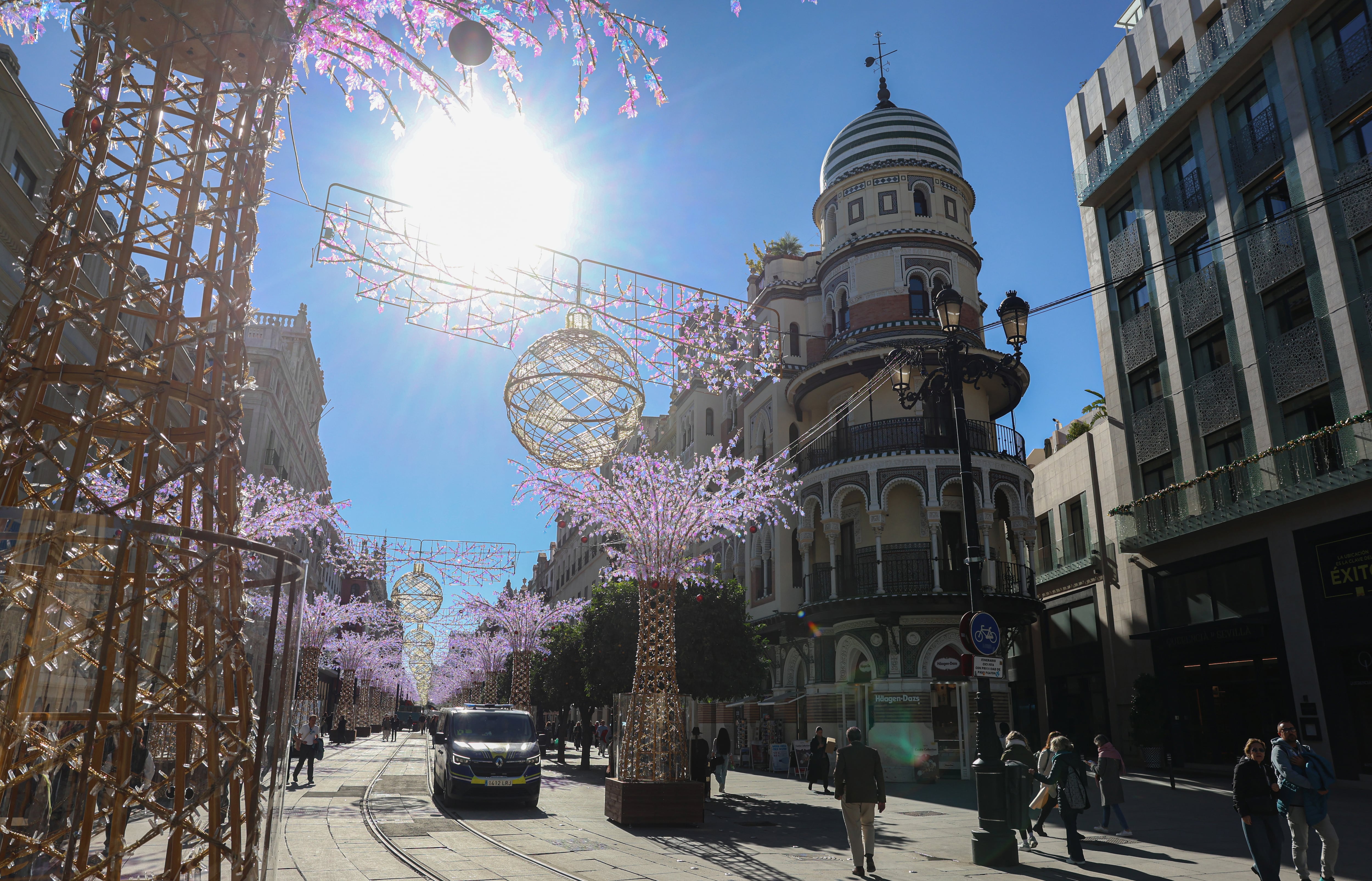 Un furgón de la policía local por la avenida de la Constitución entre ambiente navideño, este 25 de noviembre.