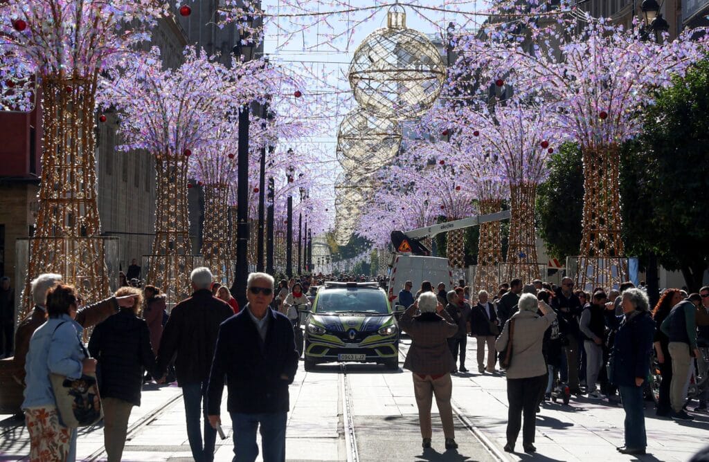 La policía local por la avenida de la Constitución entre ambiente navideño este 25 de noviembre.