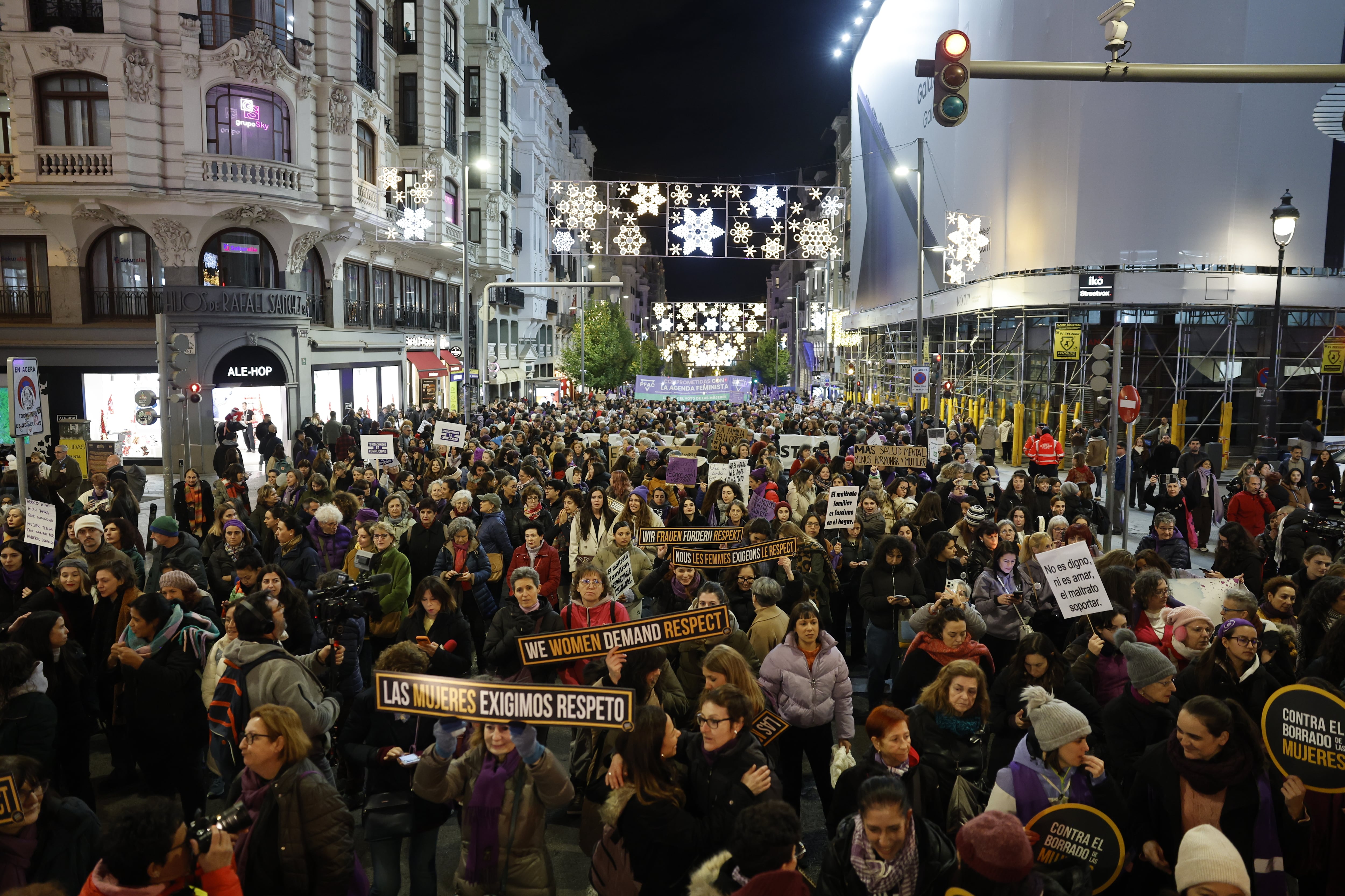 Cabecera de la manifestación del 25-N convocada por Foro 25N y el Movimiento Feminista de Madrid. 
