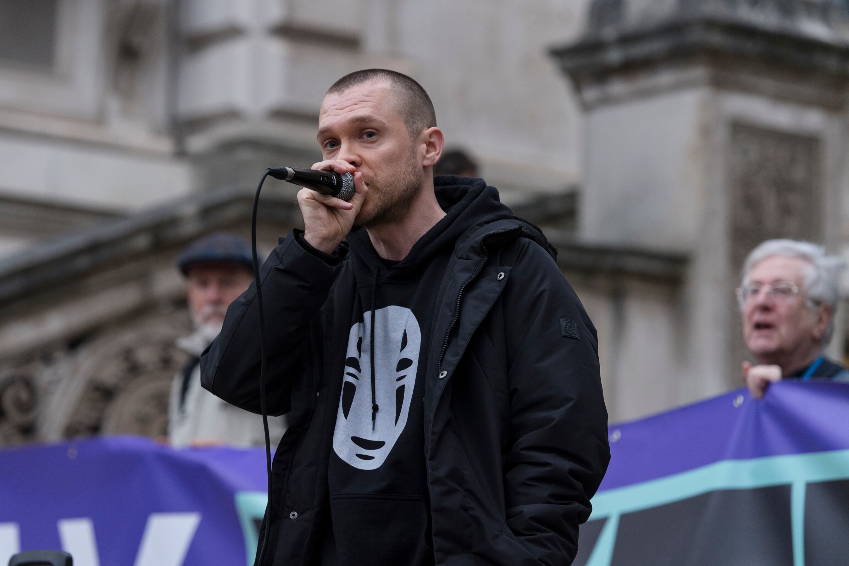 El autor de 'El precio del dinero', en una manifestación frente a la sede del Ministerio de Economía británico para demandar el aumento de los impuestos a los más ricos.