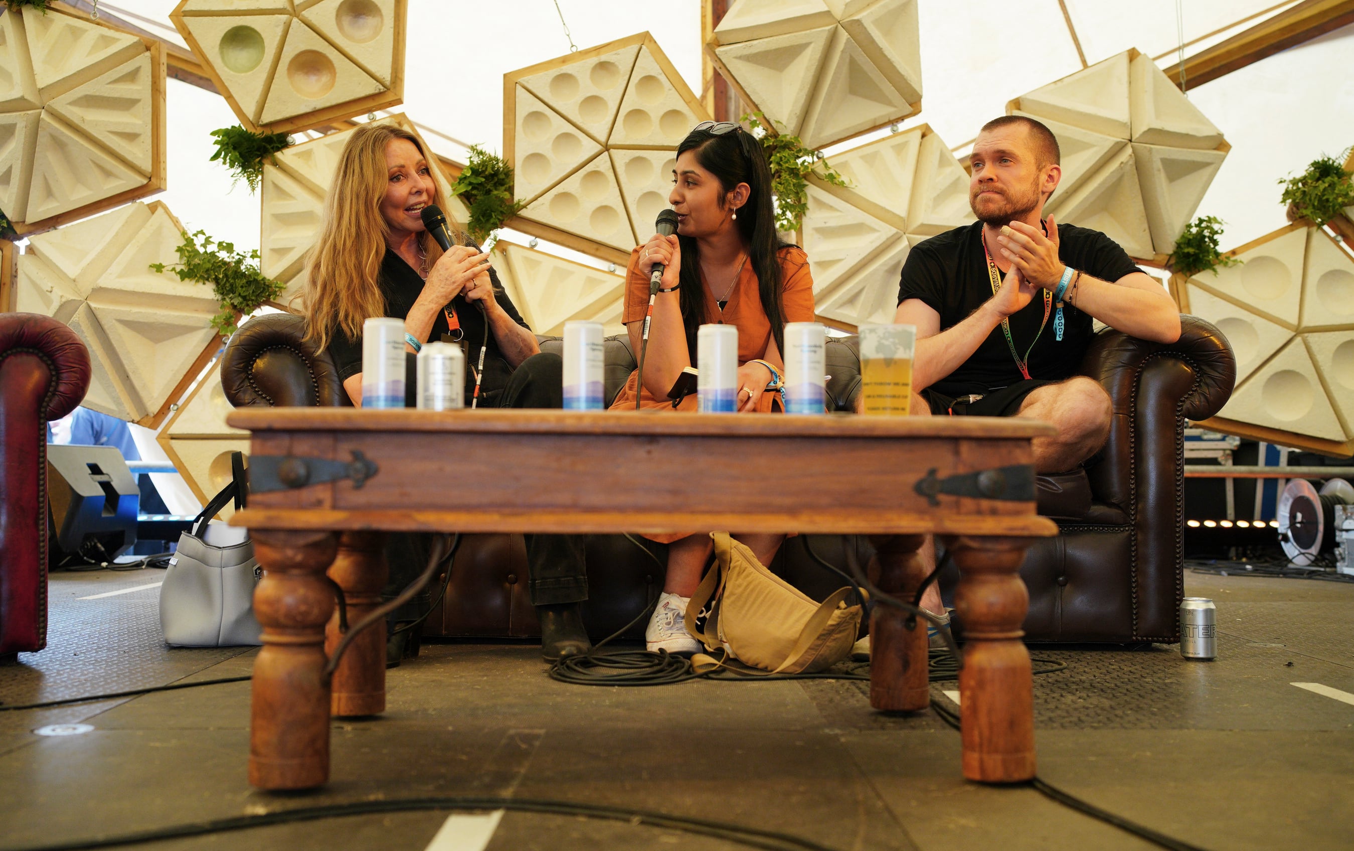 Carol Vorderman, Zarah Sultana y Gary Stevenson, en el Forwards Festival de Bristol el pasado 24 de agosto.