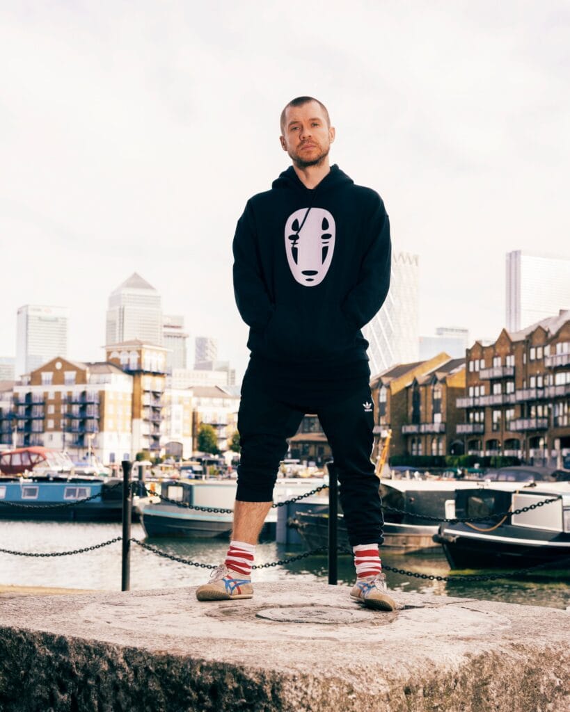 Un 'hooligan' ilustrado. Gary Stevenson, fotografiado en Limehouse, al este de Londres. Al fondo, Canary Wharf, la zona financiera de la ciudad.