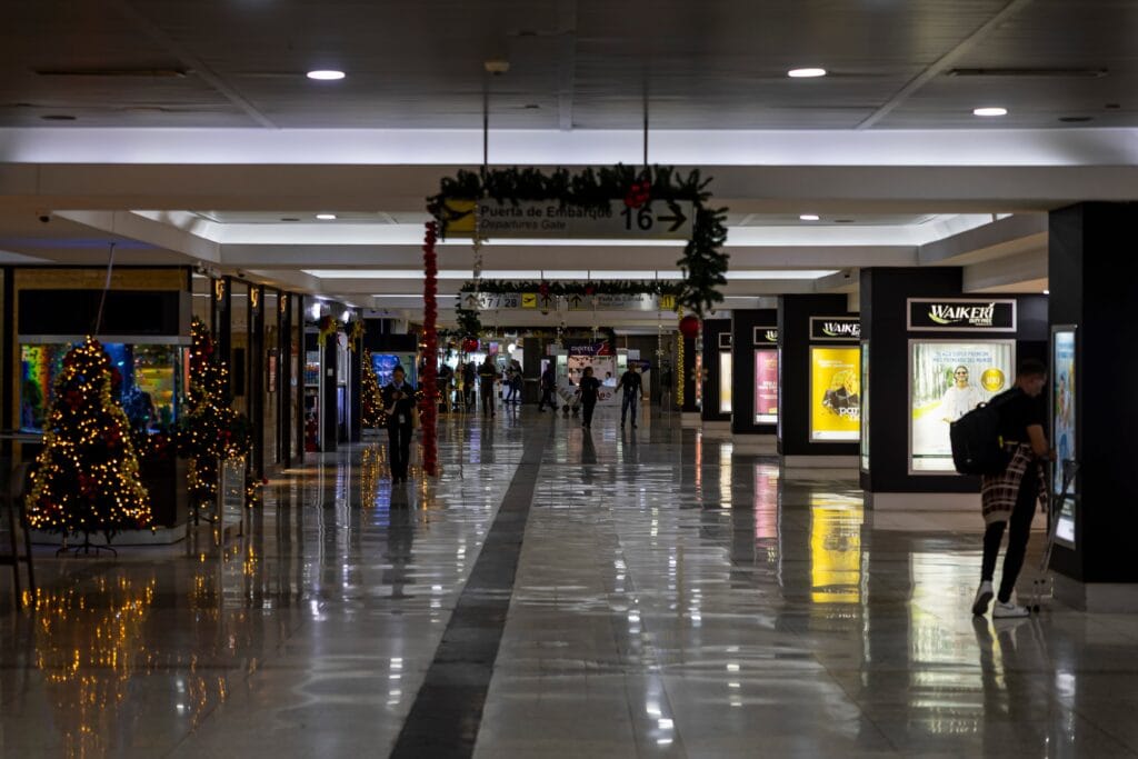 Trump anuncia el cierre total del espacio aéreo de Venezuela