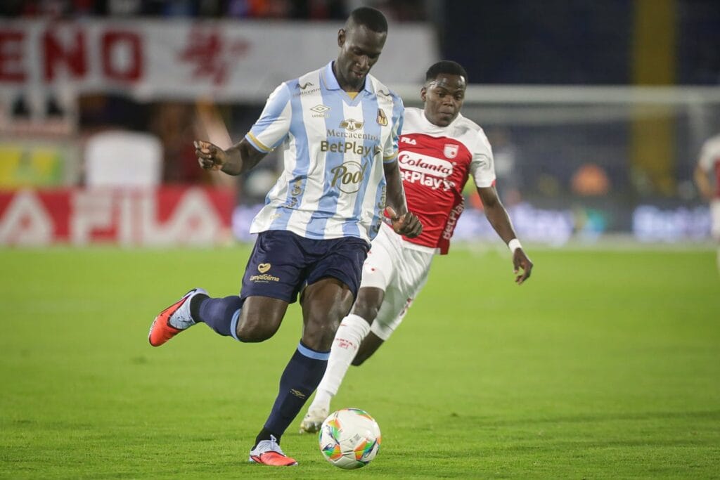 Deportes Tolima e Independiente Santa Fe juegan por la cuarta fecha de los cuadrangulares de la Liga BetPlay - crédito Colprensa